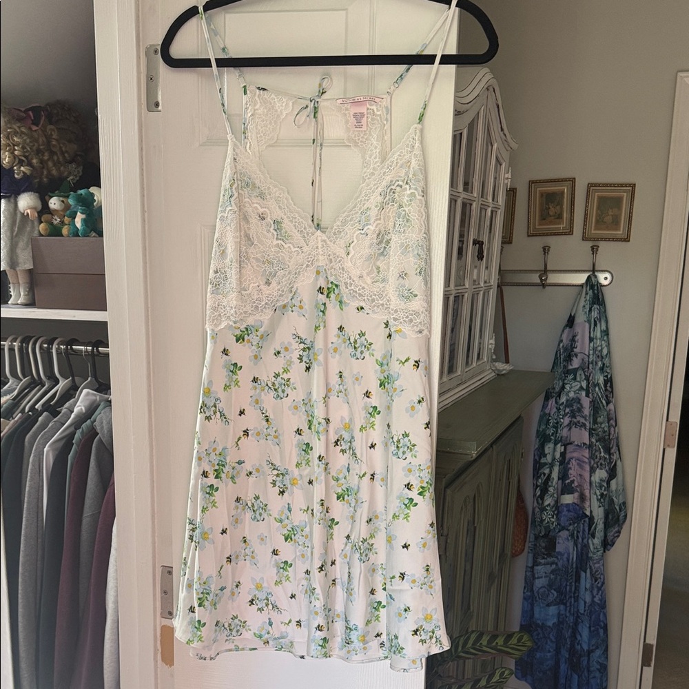 Victoria’s Secret Floral Lace Trim Slip